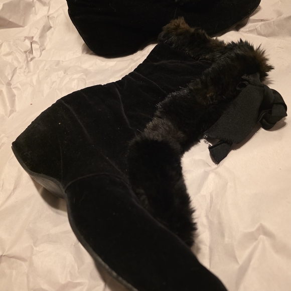 Elegant Black Fur-Trimmed Women's Boots (Probably Haunted) - Picture 5 of 15